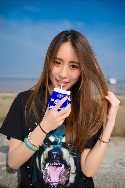 清纯白衣少女休闲青春范十足