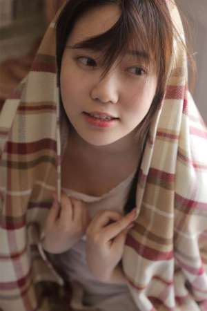 素人少女私房内衣纯净无邪眼神写真