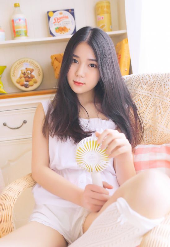 性感吊带美女小露香肩长腿诱惑写真