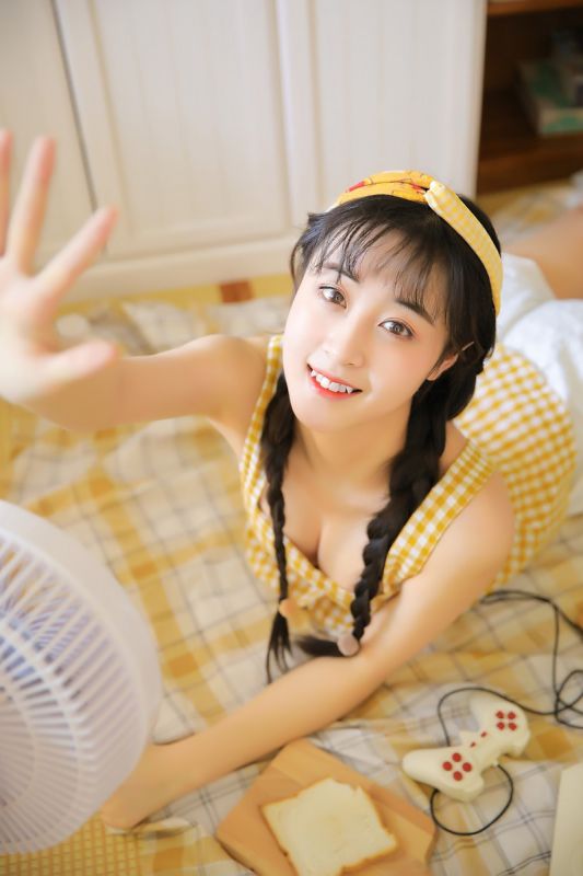 双马尾美女甜美清纯私房长腿玉足写真图片