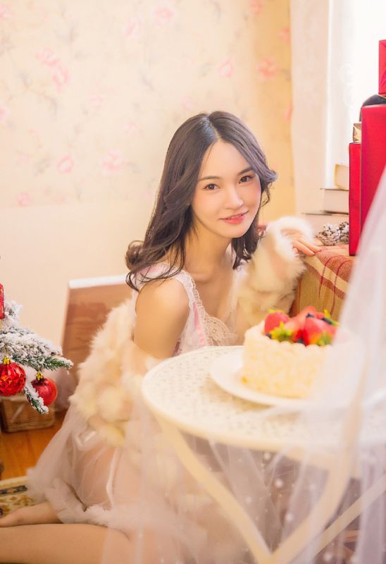 极品美女少妇极品透视装蕾丝裙酥胸深沟性感写真