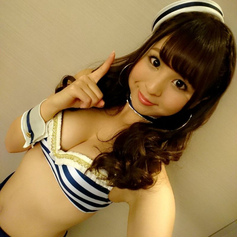 日本赛车女郎安田七奈私房美照可爱迷人