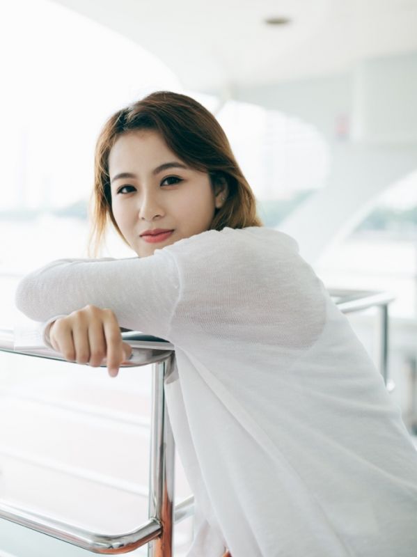 白嫩少妇户外演绎日系文艺小清新活泼人像图片