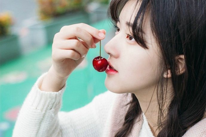 白嫩麻花辫美女氧气清纯户外呆萌软妹生活照图片