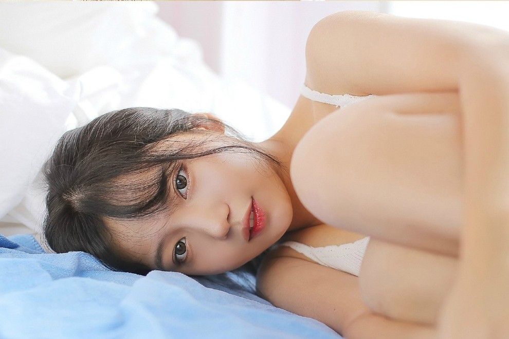 极品宅男女神酥胸白嫩床上深沟诱惑写真