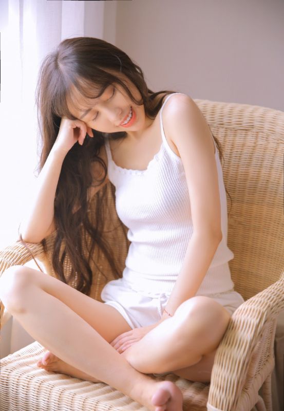 爆乳御姐雪白肌肤私房风骚唯美写真图片