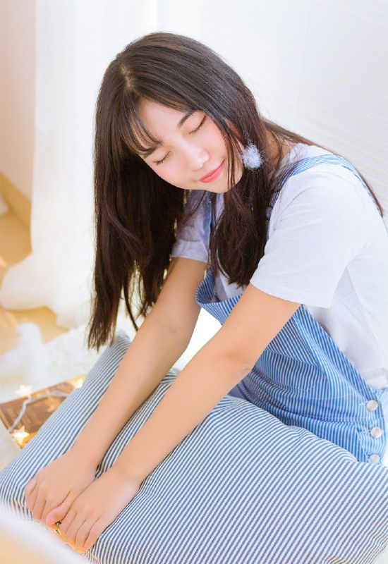 长发美少女冷艳诱人牛仔背带裤可爱写真
