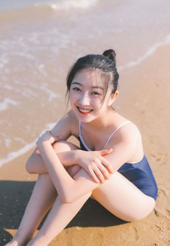 大眼风骚少女日式连体泳装湿身福利诱惑写真