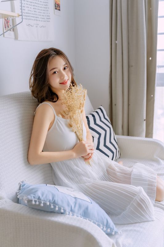 吊带长裙人妻美女少妇诱人床上性感火辣照片写真