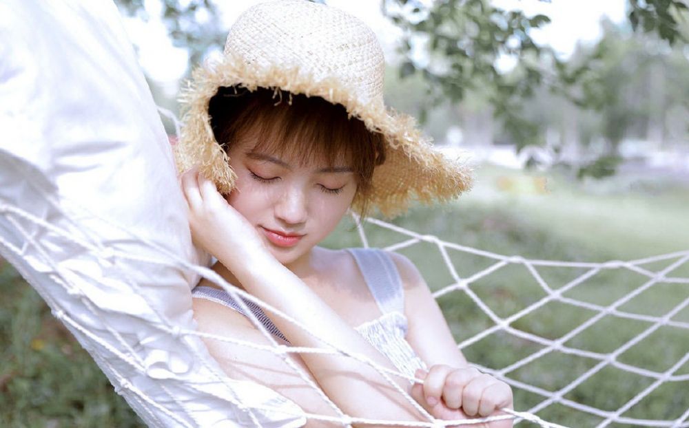 短发少女夏日户外小清新草帽美女个人写真