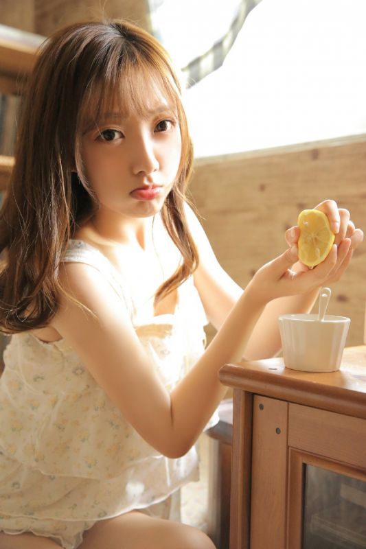 日系慵懒女孩居家睡衣诱惑可爱萌妹子写真图片