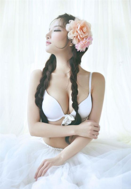 清纯美女白色薄纱诱惑写真