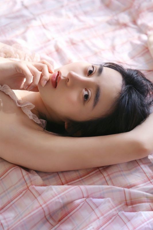 单马尾白嫩少女酥胸丰韵身材性感火辣写真