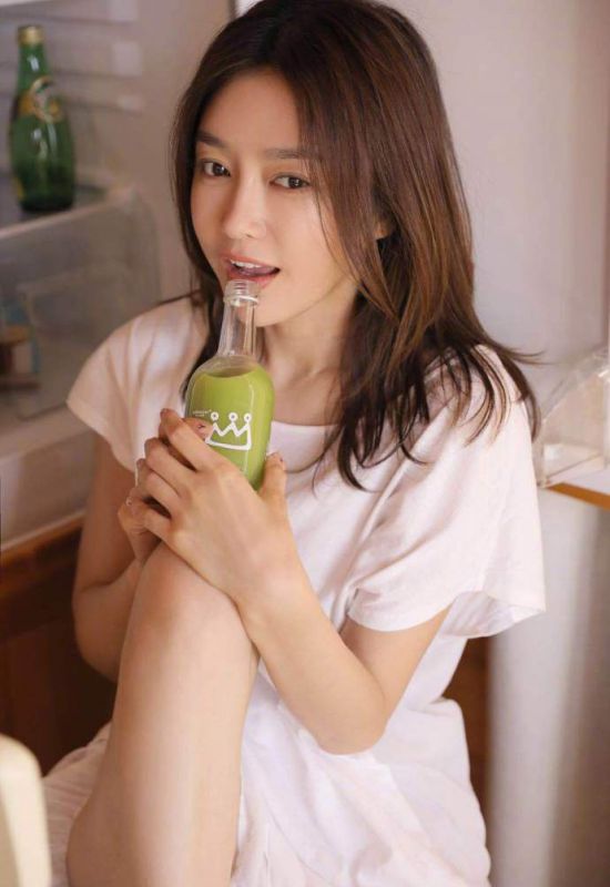 风骚少妇秦岚私房美腿内衣诱惑抚媚图片