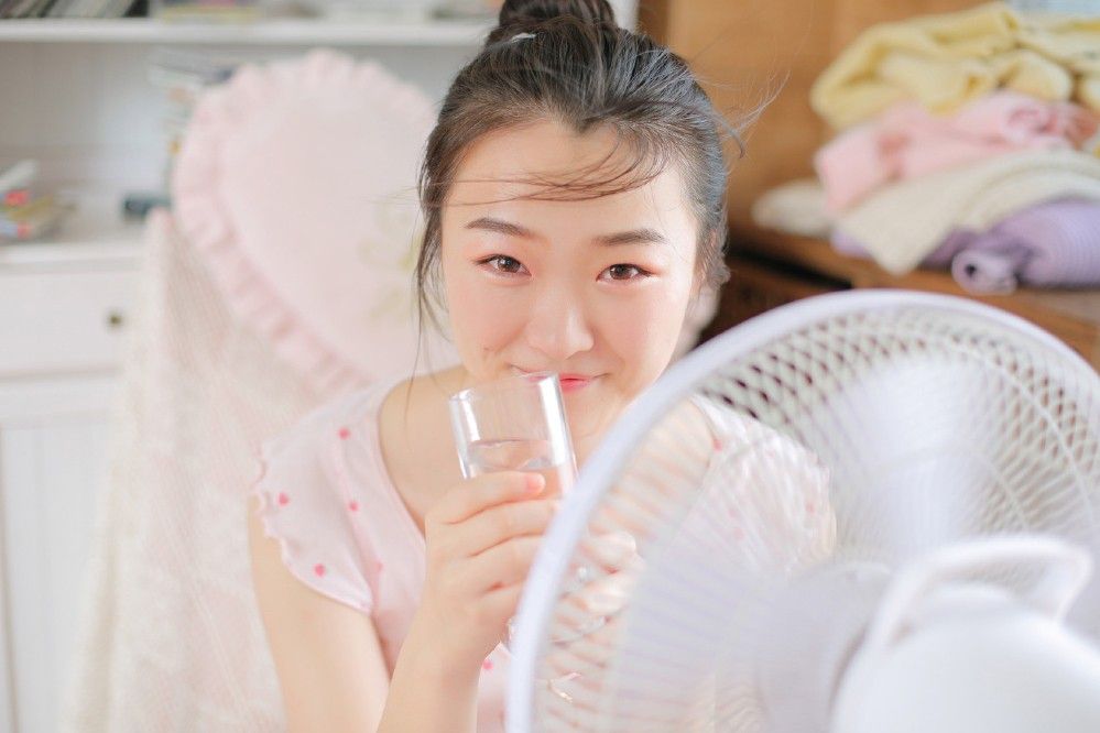 粉嫩软萌小萝莉蕾丝睡衣娇小诱惑大胆性感写真