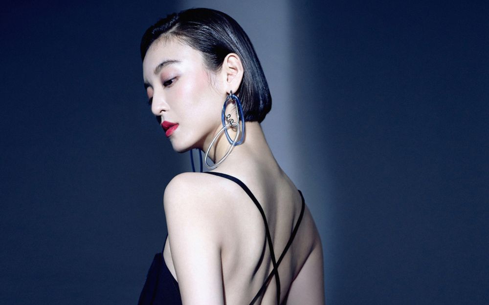 香艳红唇美女尤靖茹骨感惹火露肩长裙明星图片