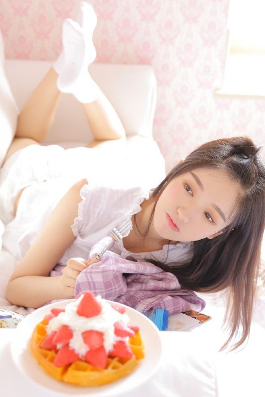 00后小辫子少女居家蛋糕奶油舔嘴可爱诱惑写真