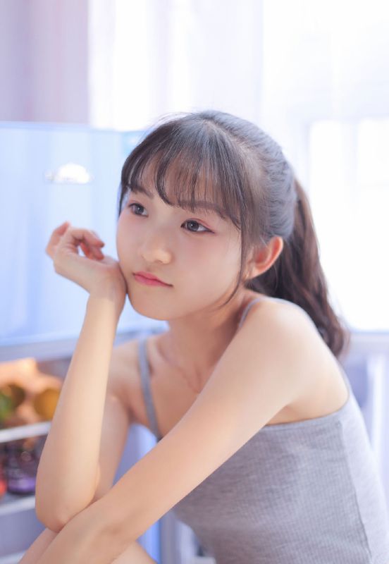 马尾辫清纯少女私房长腿吊带性感香肩写真
