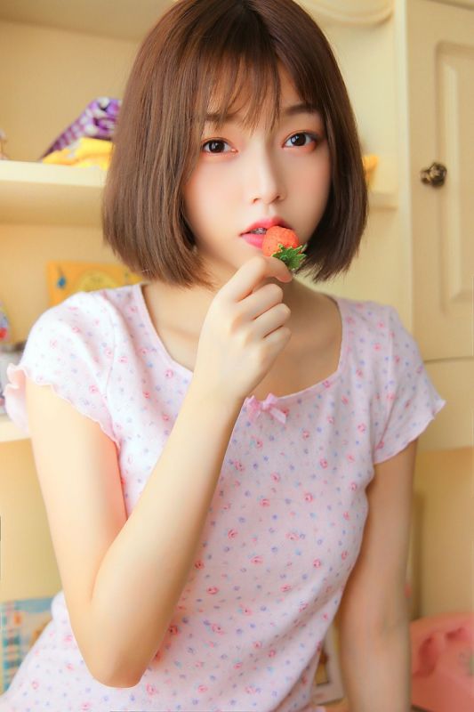 短发萌妹粉嫩室内吃草莓养眼清新写真
