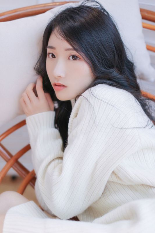 黑发呆萌惊艳御姐长腿白丝私房写真