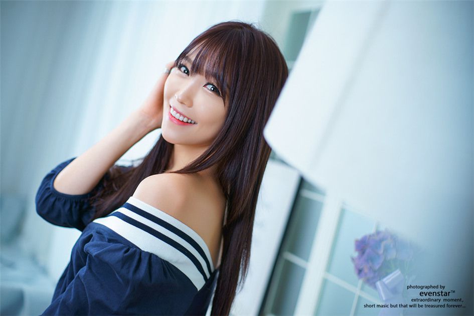 韩国美女李恩慧时尚写真秀迷人乳沟