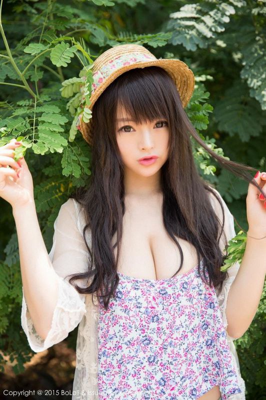 波萝社宅男女神AngelaLee李玲户外秀大胸图片