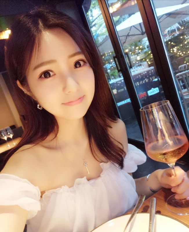 极品网红美女酥胸深沟情趣制服内衣诱惑图片
