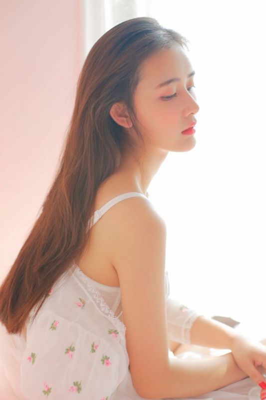 大奶美女模特蕾丝吊带白纱长裙销魂诱惑写真