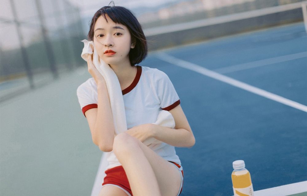 爆乳运动服美女大胆诱惑性感操场美女写真