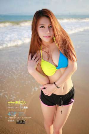 嘉宝贝儿比基尼海边性感写真