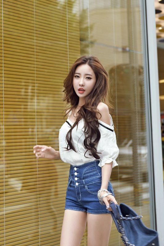 绝美模特美女牛仔热裤性感美腿时尚街拍写真