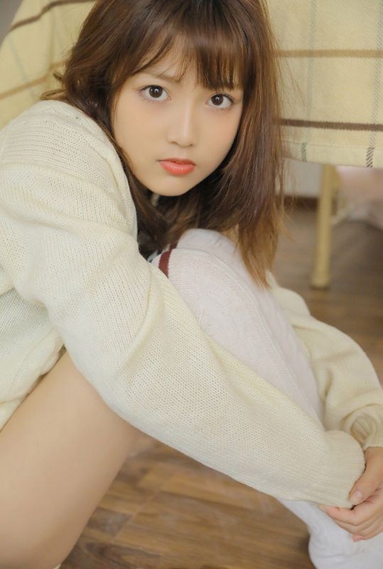 可爱大眼萌妹子v领毛衣姿势诱人写真