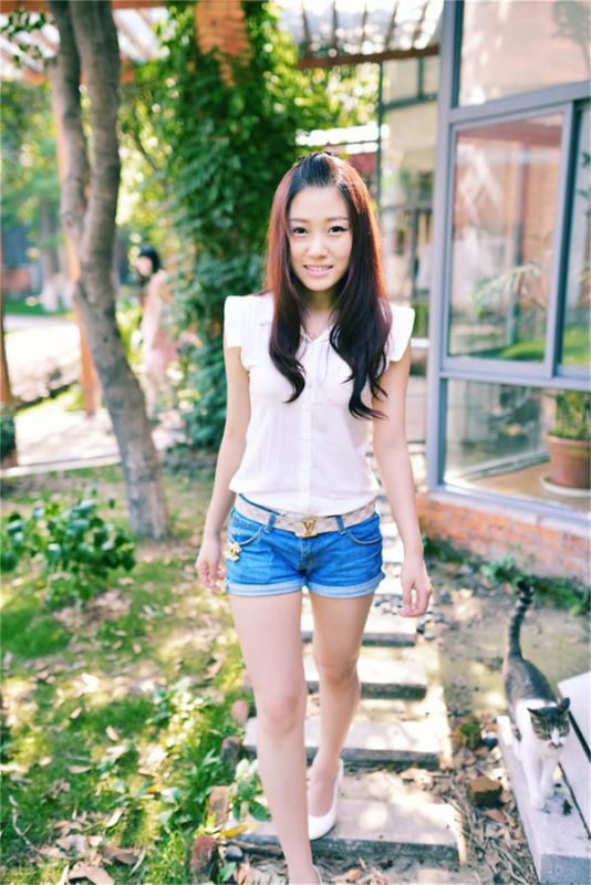 阳光美女迷人气质街拍