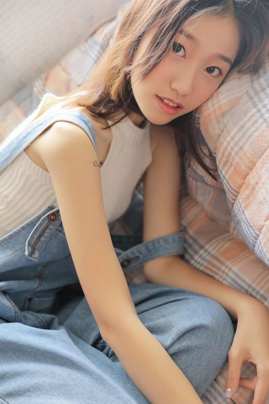 纯情少女居家酥胸抚媚气质乙女写真