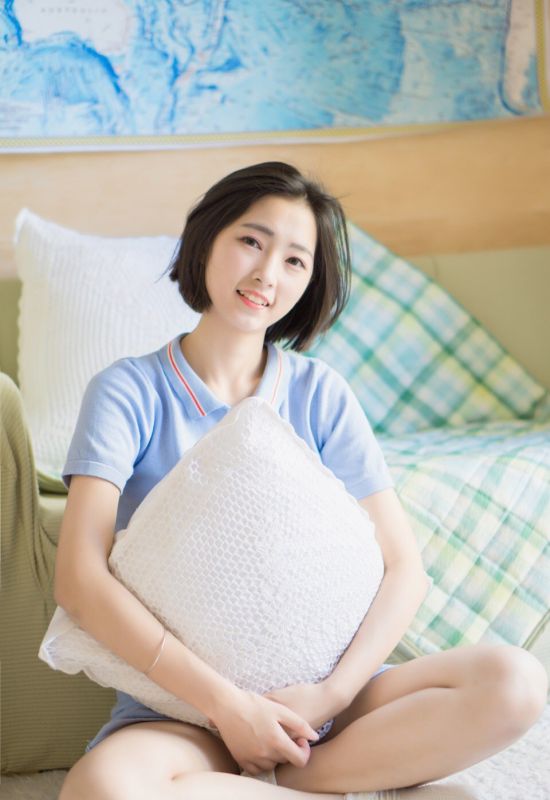短发polo衫少女白嫩真空性感美足写真