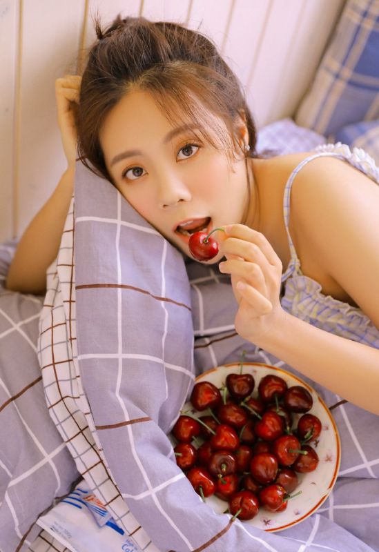 甜美幼妻白嫩美足风骚深v吊带睡裙诱惑写真