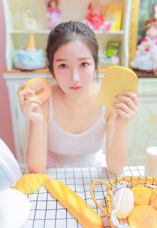 早安少女白嫩肌肤性感撩人酥胸美女写真