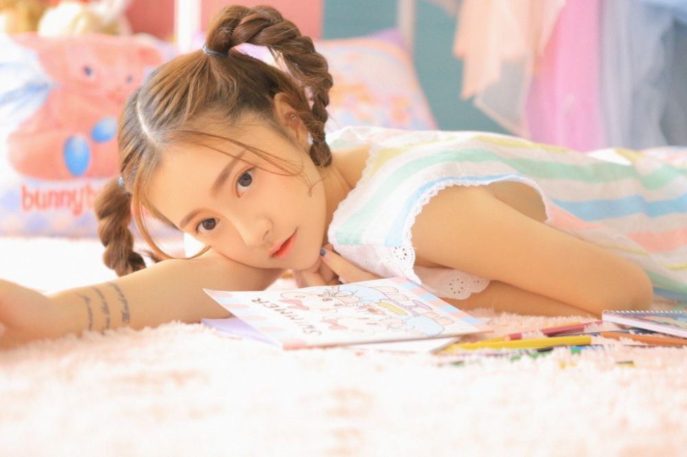 00后萝莉少女公主房粉嫩睡衣清纯养眼写真