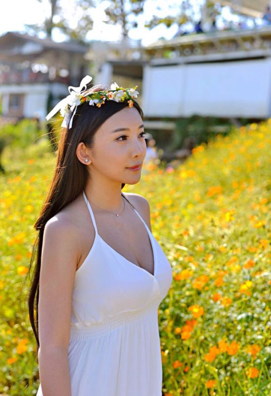 吊带裙美女胡恩绮迷人街拍大片