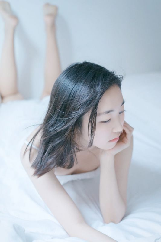 清纯素人性感香肩锁骨酥胸短裙写真