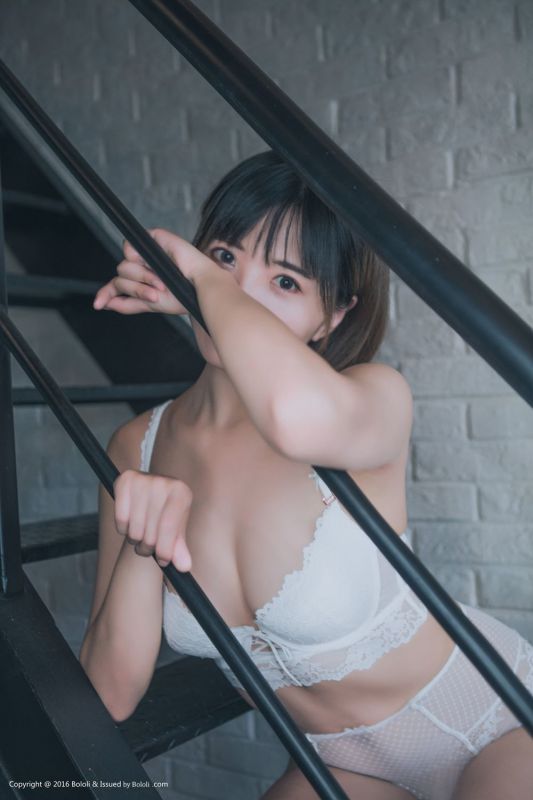 短发美女肥美女人蕾丝夹b丰满人体艺术摄影图片