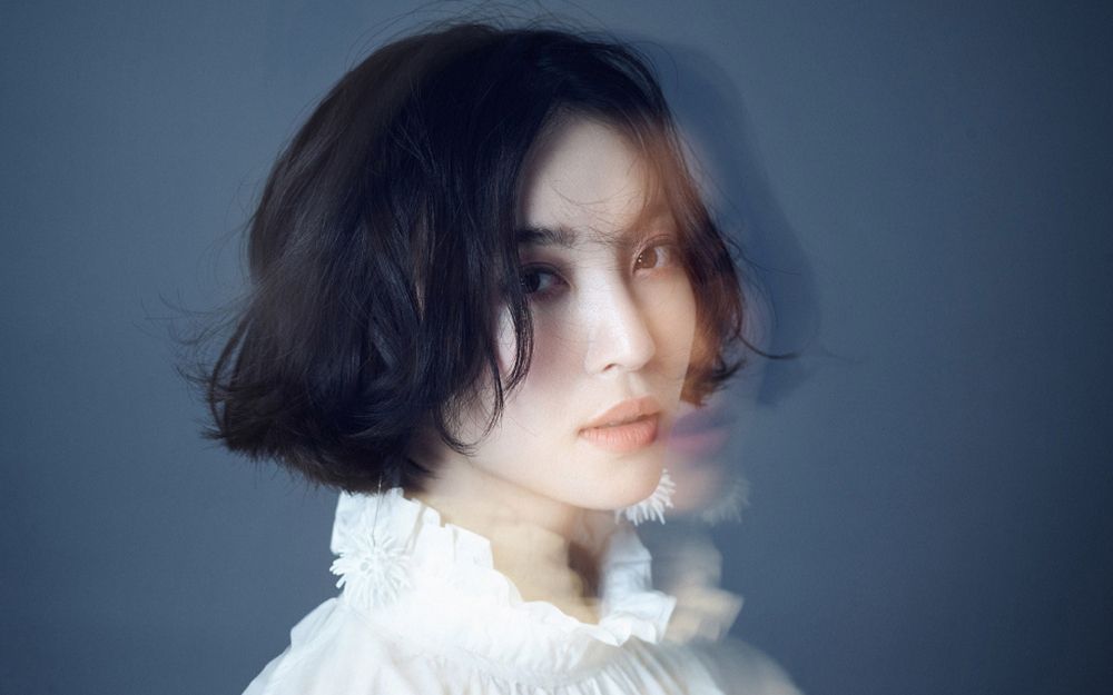 香艳红唇美女尤靖茹骨感惹火露肩长裙明星图片