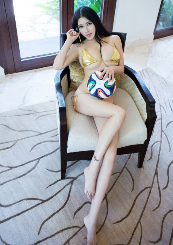 性感足球宝贝演绎室内爆乳肥臀诱惑