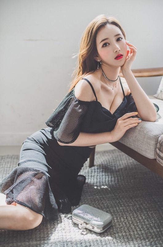 韩国爆乳美女模特李妍静透视黑裙大胆人体艺术写真