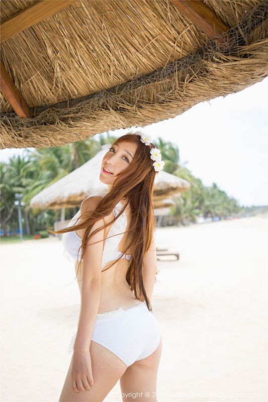 性感美女黄歆苑户外诱人写真集