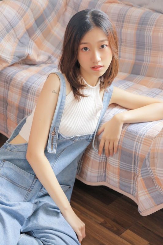 纯情少女居家酥胸抚媚气质乙女写真