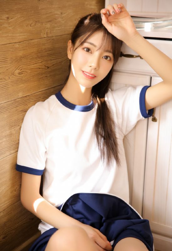 90后清纯美女日式体操服裸足美腿性感写真