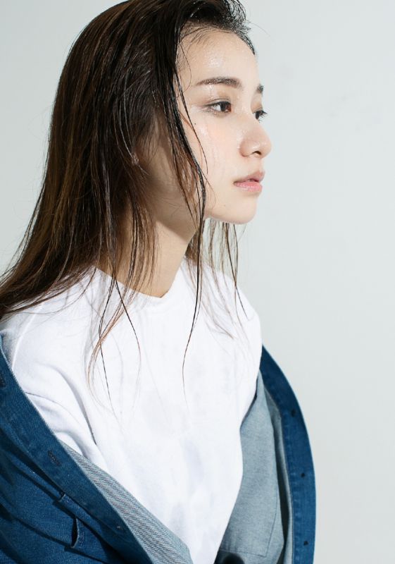 长发轻熟女御姐姜梓新优雅风趣空灵艺术图片