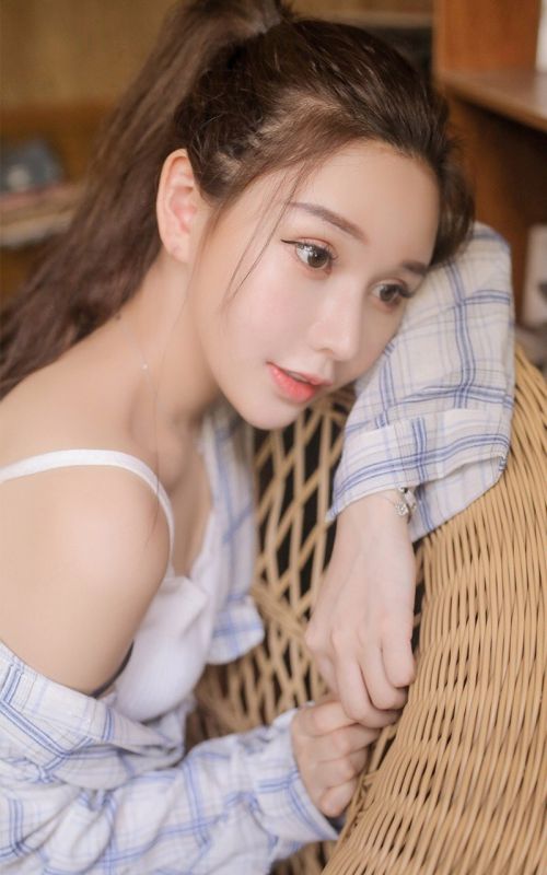 清雅娇俏美女模特吊带露肩大胆妖娆美腿写真