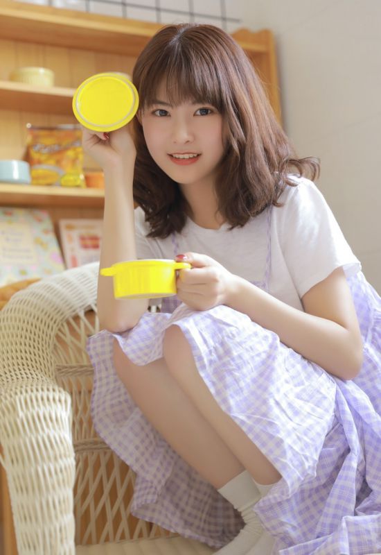 长腿美女吊带美乳高开叉美腿性感写真